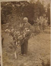 Doktor Kuczewski w swoim ogrodzie w Kryowie.